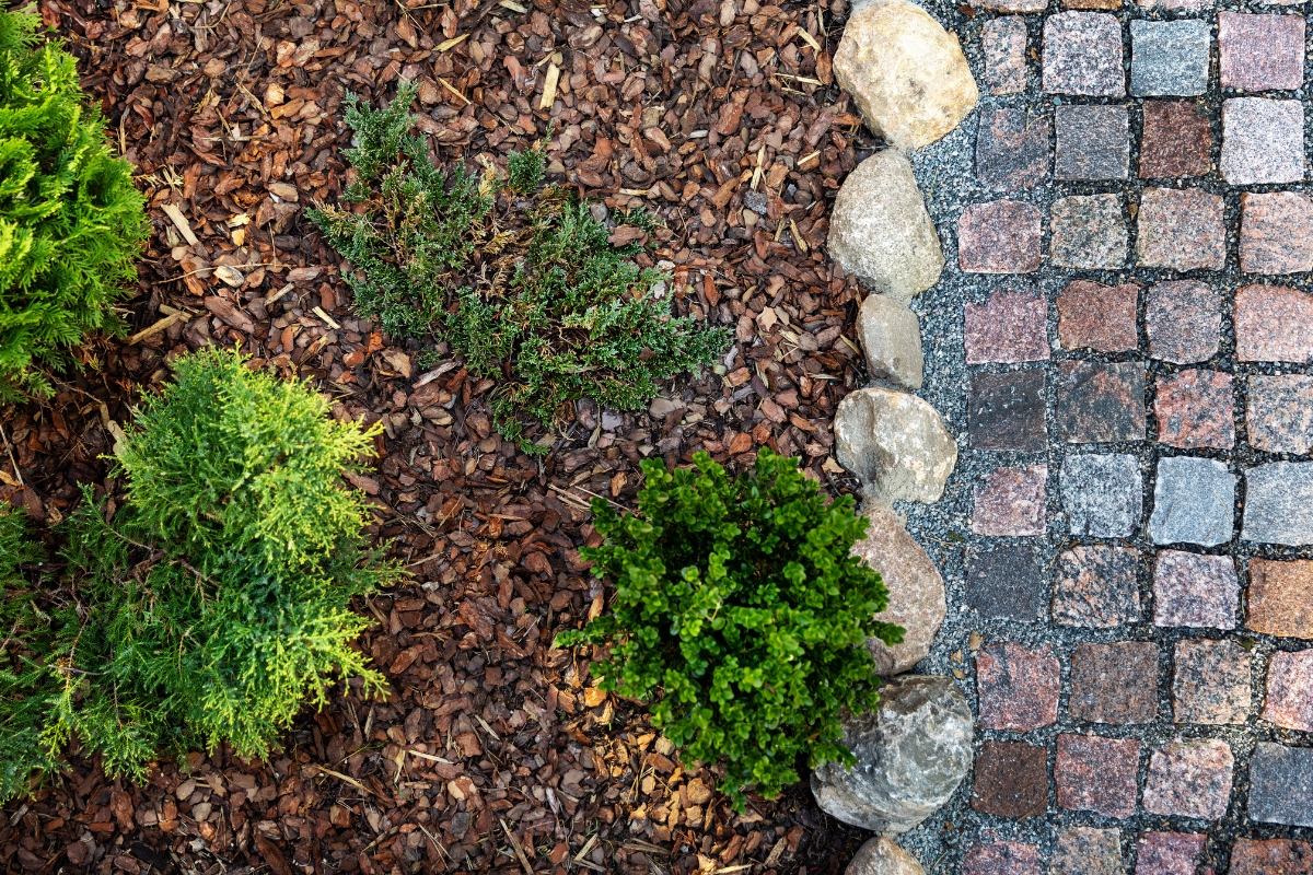Waterwise Utah landscape with gravel mulch beds and drought-tolerant plantings